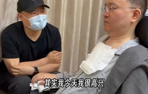 岳云鹏探望蔡磊:一声“哥哥”，满是温柔与尊重|岳云鹏|渐冻症|相声|综艺节目|蔡磊