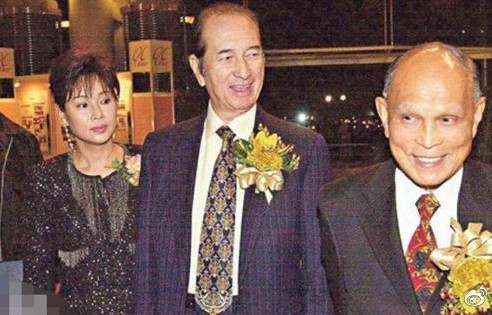 霍启刚携妻参加赌王葬礼,何霍60年前险联姻,郭晶晶拉紧丈夫的手