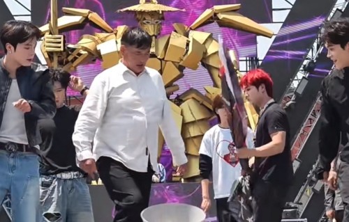 大衣哥五一商演不断，台上与男团跳舞引欢呼，手脚不协调效果拉满