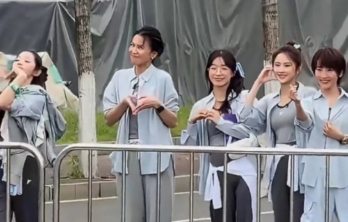 网友们对于《惊鸿一面》舞台与安崎团之间的排名争议，主要观点有哪些？