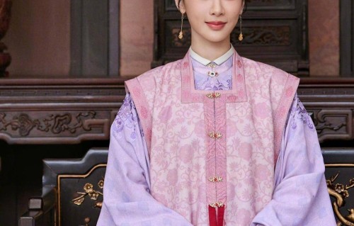 杨紫身体亮红灯！高强度连轴转后，她终于喊停，无戏无综艺，粉丝：终于敢歇了，当红顶流去年一整年只休息了9天