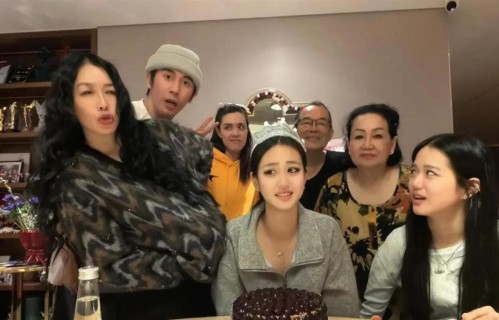 55岁钟丽缇被指穿着不得体，太过暴露，直播中大胆跳操被说不雅观