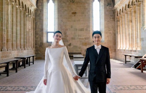 晚晚缺席奚梦瑶婚礼，昔日闺蜜十年后殊途：一个嫁进真豪门，一个困在“伪豪门”
