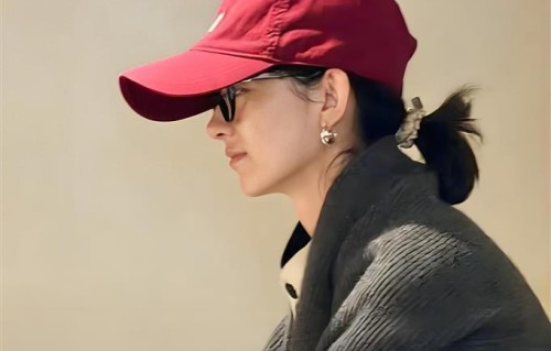 赵丽颖上海咖啡店等娃！接娃前放空2小时好真实，素颜上镜也好看