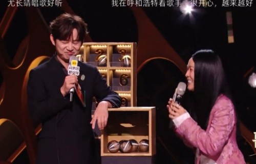 芒果台换木质球杜绝作弊争议，那英歌手期间发型受限|歌手2026|尤长靖|态度|自由|披发