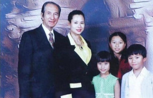 同是赌王家庆生办喜事，三房全家福朴实暖心，和四房排场反差拉满