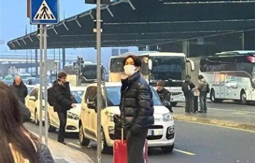 钟汉良带妻子现身米兰,51岁身形很有少年感,老婆出镜与他超般配