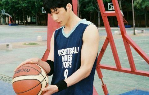 井柏然操场篮球大片释出 眼神青涩少年感十足|女心理师|球衣|工作室|动感