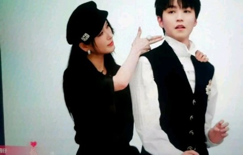 王俊凯在《乘风2026》中为徐洁儿送考的具体环节和表现是怎样的？|脱口而出|明星送考|重生之门|明星互动|谢娜