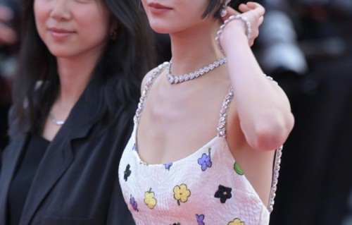 李庚希吊带小花裙亮相戛纳红毯，清新灵动尽显东方少女感
