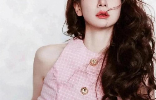 戚薇身穿一袭粉色格子背心裙，整个人肌肤白如雪太美了