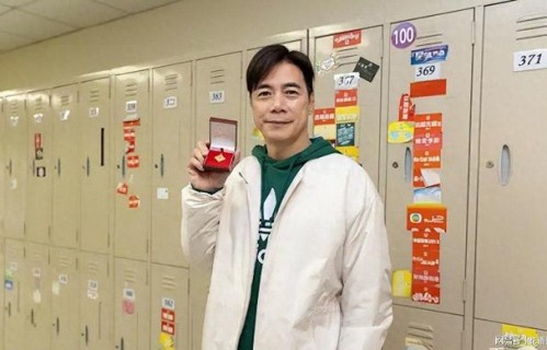 TVB男艺人获颁十年服务奖，感激机会直言演员生涯不易