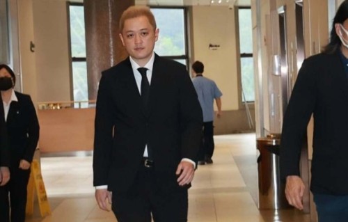 香港知名演员举行设灵仪式，大儿子与父亲弟弟决裂，花牌遭区别对待