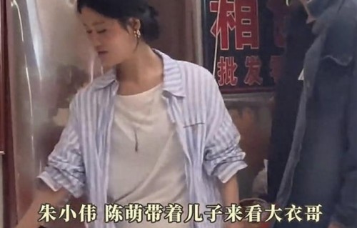 朱小伟带老婆孩子看大衣哥，小伟减肥成功帅气不少，抱孩子超娴熟