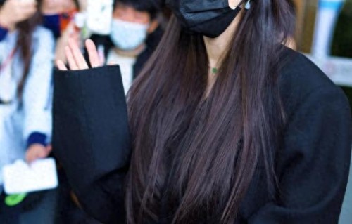 杨幂机场被偶遇，身材干瘪西装不合身，鞋底沾着二维码没撕好邋遢 