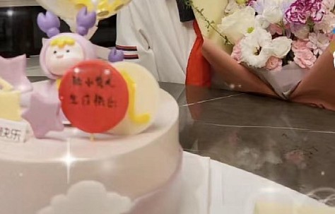 陆毅鲍蕾为女儿庆生，14岁贝儿身高快超妈妈，母女挽手逛街似闺蜜_新闻