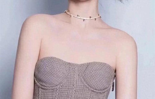 宋祖儿扎气质高马尾，身穿一袭抹胸千鸟格套装，真时髦洋气啊