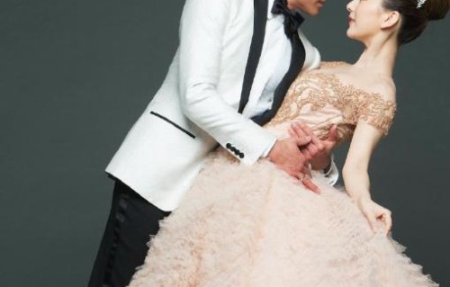 郭富城现状曝光，结婚纪念日和妻子秀恩爱，网友直呼好甜