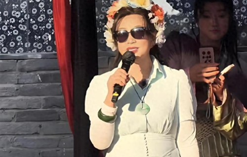 五一假日刘晓庆李若彤，两位女神遭遇尴尬，一人幸福一人难堪 