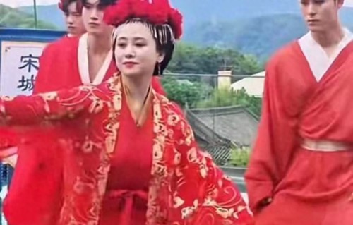 太心酸！多位老戏骨无戏可拍 五一沦落到景区打工，背后原因很现实 