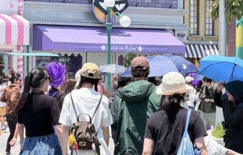 唐嫣和罗晋同游新加坡，戴情侣帽力破离婚传闻，小小糖长高了很多