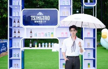 暴雨中杨洋深圳和数千粉丝举杯青岛白啤