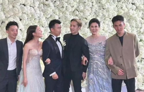 29岁王嘉尔现身温州参加婚礼!黑西装造型惊艳,宴席盛大宾客众多