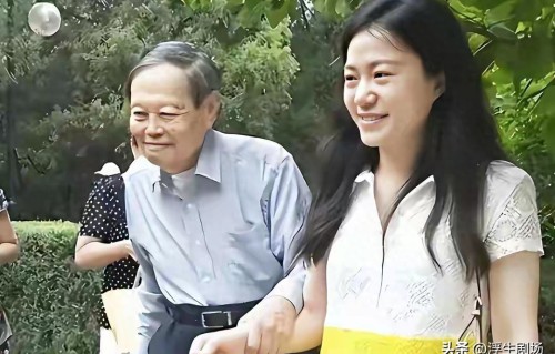 杨振宁离世半年，50岁翁帆近照曝光，怀孕传闻终被戳破 