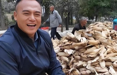 演员黑子现状：不炒作没绯闻，成名娶芙蓉为妻，没戏拍就回村种地