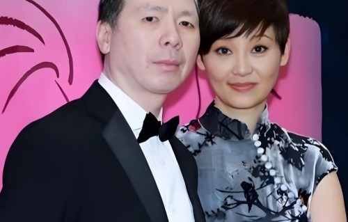68岁冯小刚约王志文打球，两人穿搭朴素像老朋友，过往恩怨已消