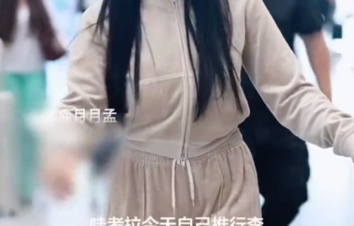 钟丽缇携女儿现身机场，棒球帽休闲装显活力，16岁考拉身高已近172cm