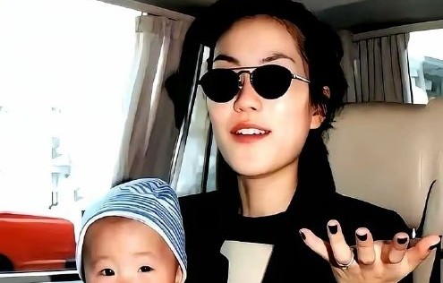 王菲对女儿窦靖童的“放养式”教育具体体现在哪些方面？