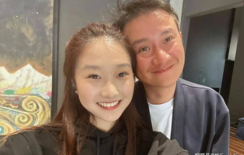 热搜第一，网友打卡文章的饭店晒出合照，文章变慈祥抱娃姿势熟练，手上戴的婚戒抢镜，马伊琍现状对比太扎心