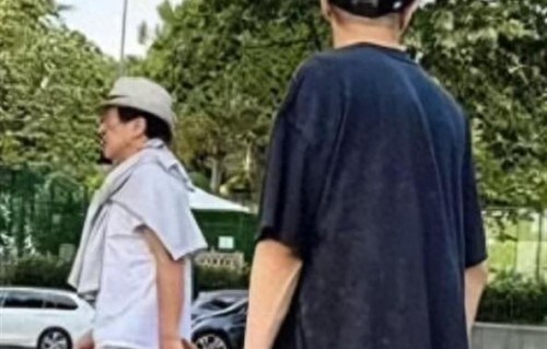 72岁成龙生日当天，带43岁儿子惠州游玩，古树下搭肩交谈，感情好