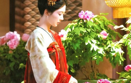 杨紫赠送汉服给Valentino创意总监的用意和反响是什么？
