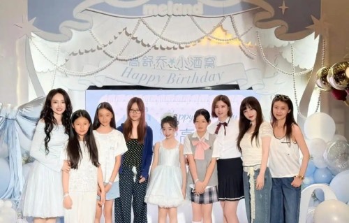 高云翔与父母为女儿庆生，三代同框好温馨，在小餐馆庆祝接地气