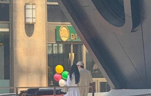 纽约街头偶遇林俊杰七七，毕业典礼后合体，歌王秒变贴心男友