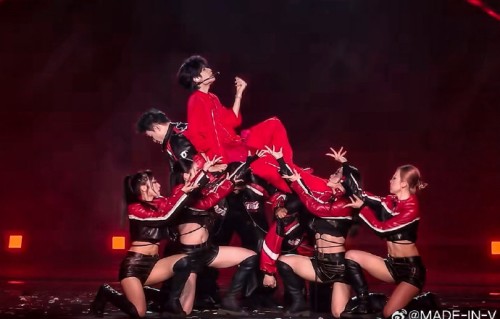 泪目！黄明昊音乐节携手听障舞团，全场打手语高呼“你们很棒”|演唱会|线下活动|汽水音乐节|武汉汽水音乐节|听障舞者