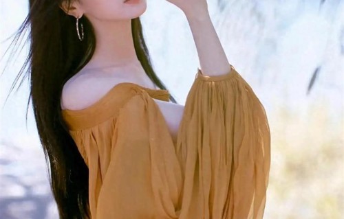 毛晓彤一袭黄色连衣裙，轻松穿出时髦洋气感