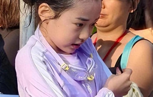 一张照片就知董璇育儿方式有偏差, 与娇夫再婚9月, 小腹微隆反应大