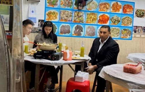 何猷君奚梦瑶澳门外出用餐与贴身保镖同桌相处融洽