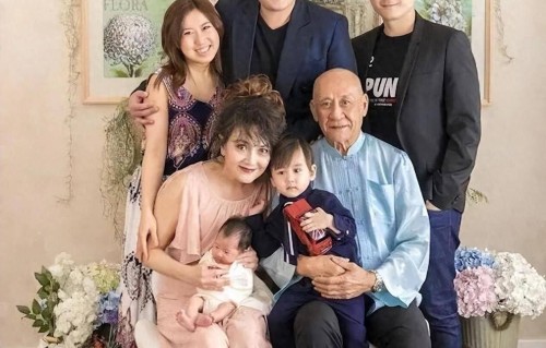 74岁TVB老戏骨香港演员施明病逝，长子公开怒斥弟媳下禁令不准进灵堂，揭母亲至死未认儿媳心酸