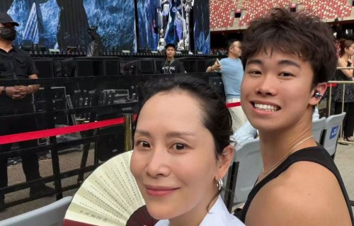 海清带19岁儿子看周杰伦演唱会，少年壮硕出圈，颜值疑随爸不随妈