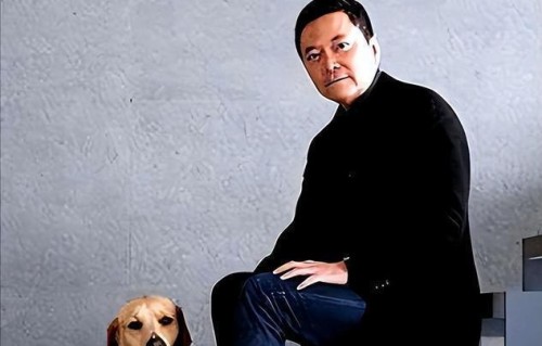 和刘涛结束恋情后，他常年选择定居上海，如今身价不菲，年过60却依旧单身
