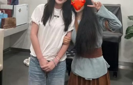 澄清风波后首现身！李金铭舞台剧后台被偶遇