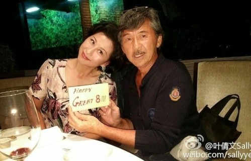 香港知名天后罕谈嫁天王原因，结婚29年仍被宠成少女，街头搂抱太甜蜜