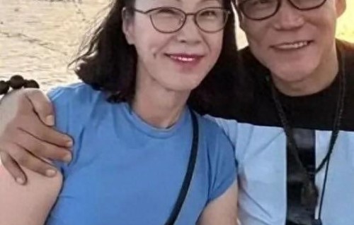 60岁李国庆与张丹红柬国外浪漫旅游，海边嬉戏，夫妻恩爱如漆似胶