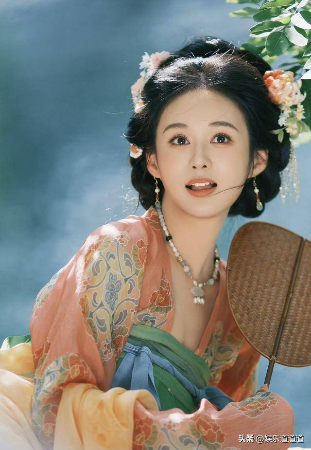 最后道道大胆预测:用不了多久,咱们就能在各大顶流剧集中看到郑合惠子的身影,商务资源也会跟着升级,毕竟有杨幂这座“靠山”,想不火都难!家人们,你们觉得郑合惠子能被杨幂带飞吗?评论区蹲一波你们的看法,后续有新资源路透,道道第一时间给大家扒~