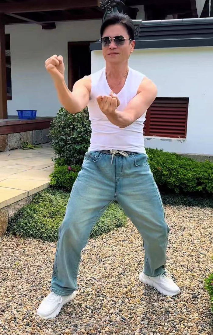  吕良伟曾经历过三段婚姻。与前妻周海媚因戏结缘，相恋三年后结婚，但未注册，不到一年因性格不合分手，而周海媚已去世。第二任妻子是女富豪邝美云，两人婚后因争吵与冷战在八个月后离婚。直到遇到杨小娟，两人感情契合，生活至今已有24年。 2025年圣诞平安夜，吕良伟举办了盛大的生日宴会，尽管他的生日是22日，但宴请的宾客涵盖影视界与商界名流，可谓港圈半壁江山的聚会。向华强兄长丧事未满七日仍坚持出席，显示了他们深厚的友情。吕良伟身姿挺拔，头发浓密无白发，面容精致且几乎无皱纹，网友戏称他是70岁的小伙子，甚至有人调侃他刷老年卡都需要证明年龄。 吕良伟的保养秘诀主要是深蹲，他的小腿肌肉坚硬如石，每天清晨五点练习气功和太极两小时，饮食以蔬菜水果为主，近二十年戒晚餐。2024年体检显示，他的生理年龄仅为39岁。 他的人生哲学是：一生没有失败，只有成长；没有敌人，只有老师；做得好要庆祝，做得不好要记住经验。有人认为他可能通过医美保持年轻，但大多数人认为，这都是长期自律的成果。 吕良伟自幼习武，练扎马步、站桩和学习佛经，他不跑步，但通过力量训练保持身体状态，尤其注重腿部锻炼，每天深蹲、扎马步，以维持肌肉量和新陈代谢，对抗衰老。饮食方面以蔬菜、水果、豆类和坚果为主，早餐丰盛，午餐适中，晚餐则不进食。他认为愉快的心情能够直接影响身体细胞，因此强调与人为善、家庭和睦。这种积极乐观的心态，也是他保持年轻的重要因素。