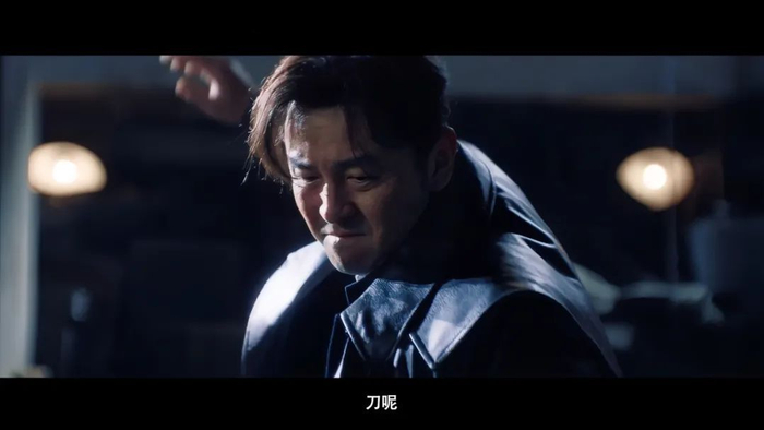 雷佳音扮演的警察局长薛至武，不惜任何代价要置詹周氏于死地。图源电影《酱园弄》